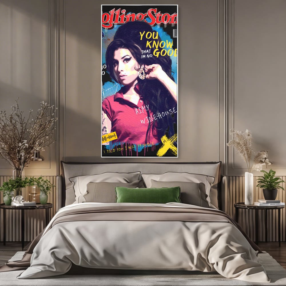Tablou canvas cu tablou canvas cu amy winehouse pe coperta rolling stone, in rama de aluminiu argintiu, pe perete intr-un dormitor